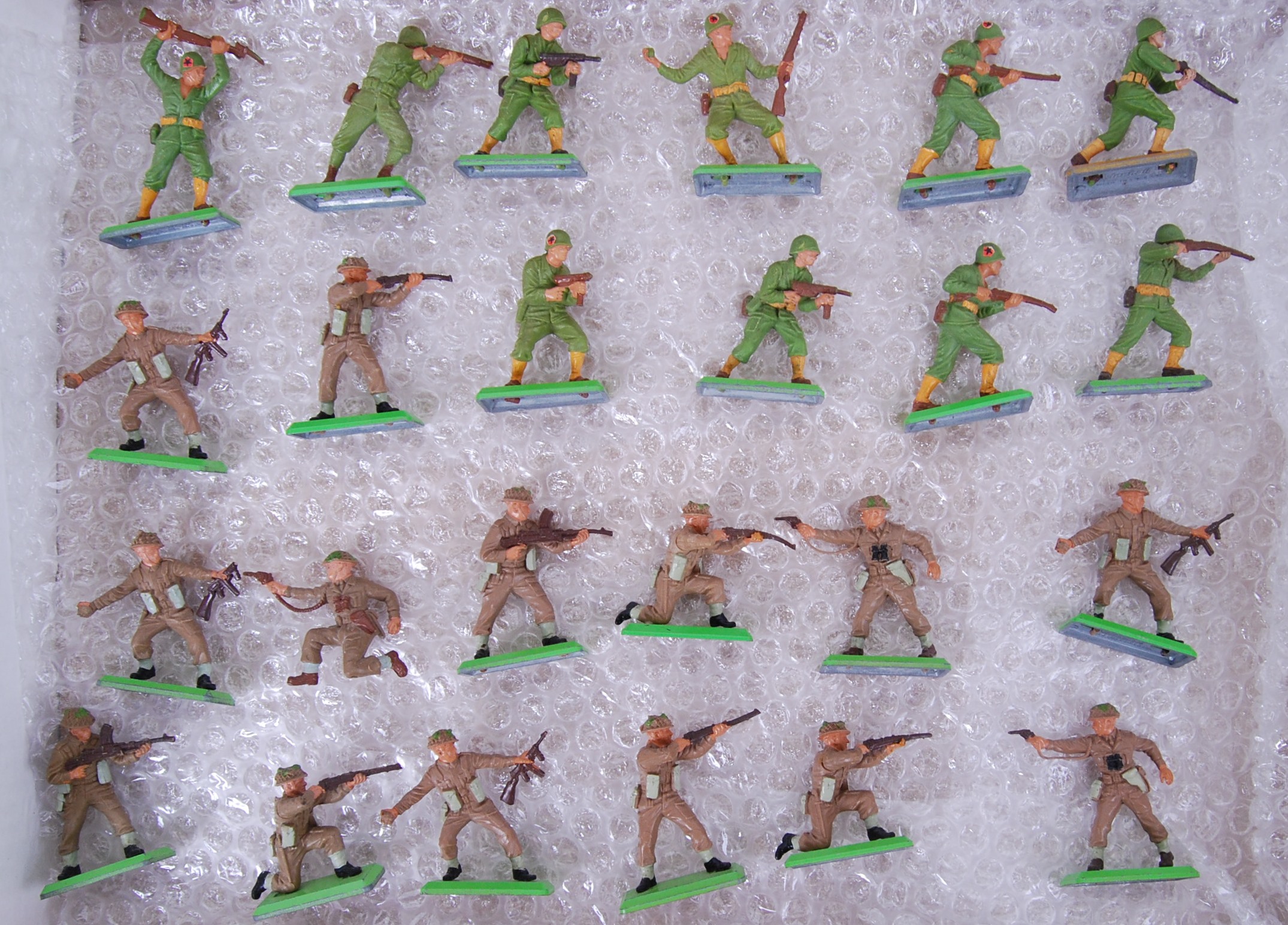 BRITAINS: A collection of 24x vintage Britains Deetail mounted plastic and metal based soldiers /