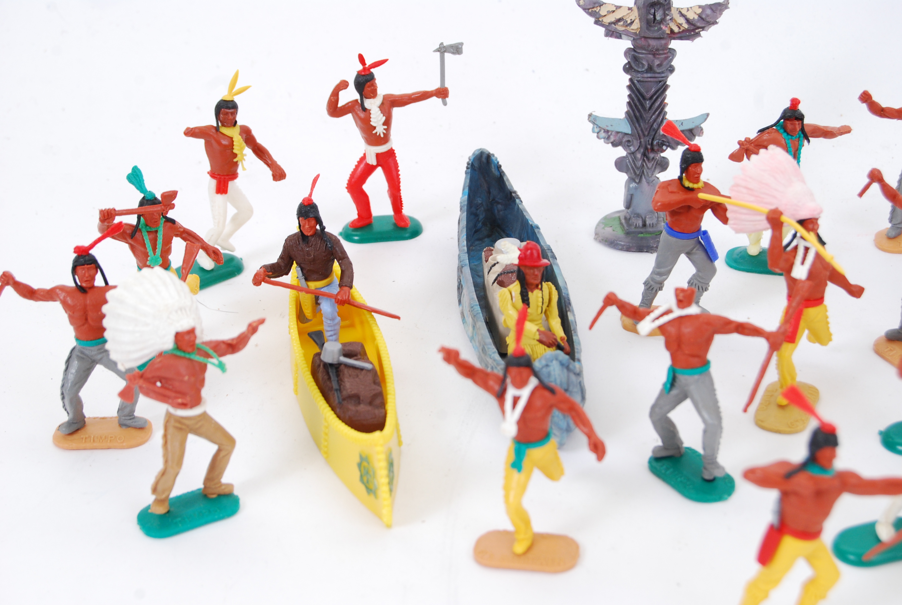 COWBOYS & INDIANS; A good selection of vintage plastic Cowboys & Indians - Britains, Timpo, - Image 9 of 9