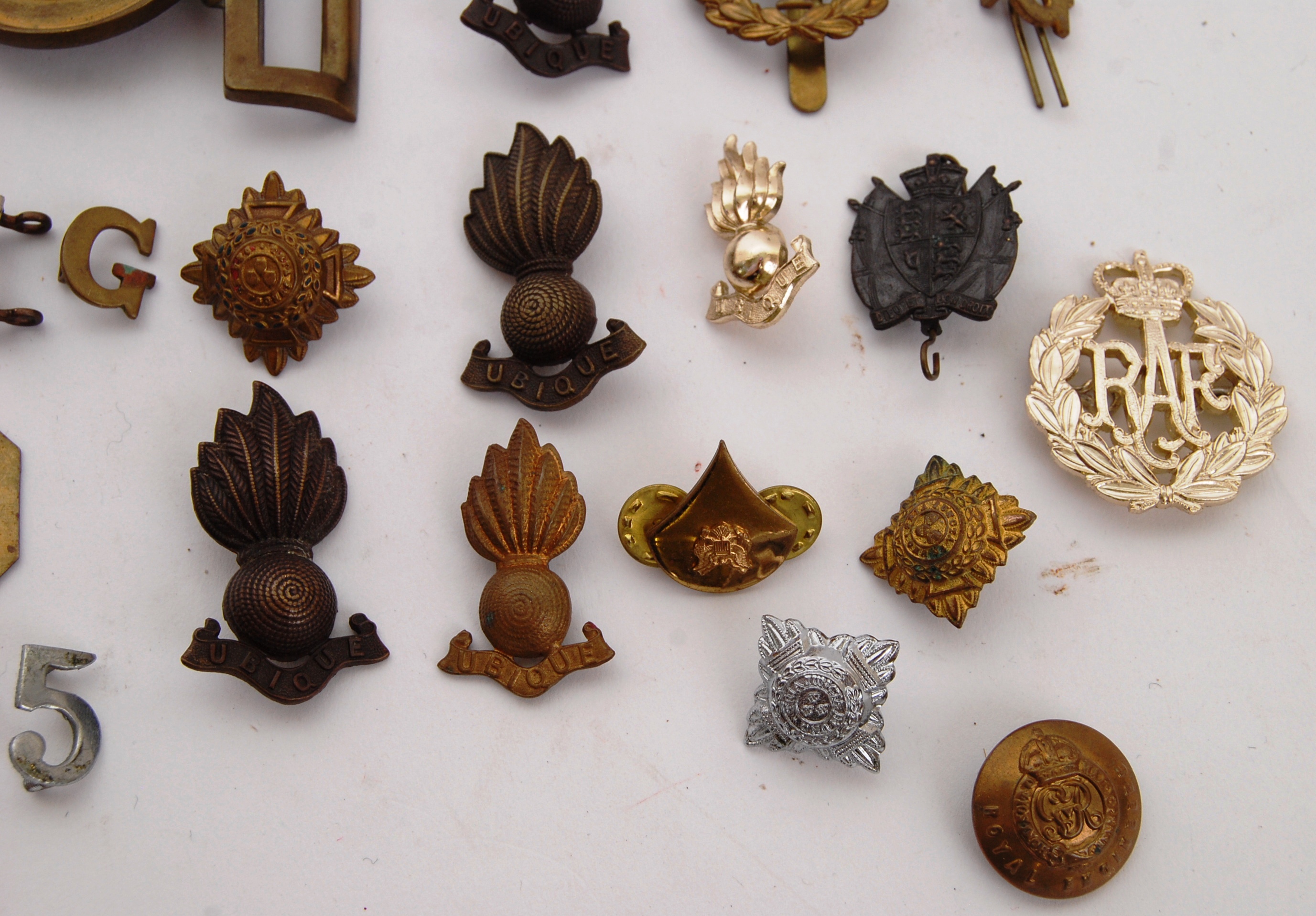 CAP BADGES: A collection of military WWII and later cap badges and buttons to include Royal - Image 3 of 3