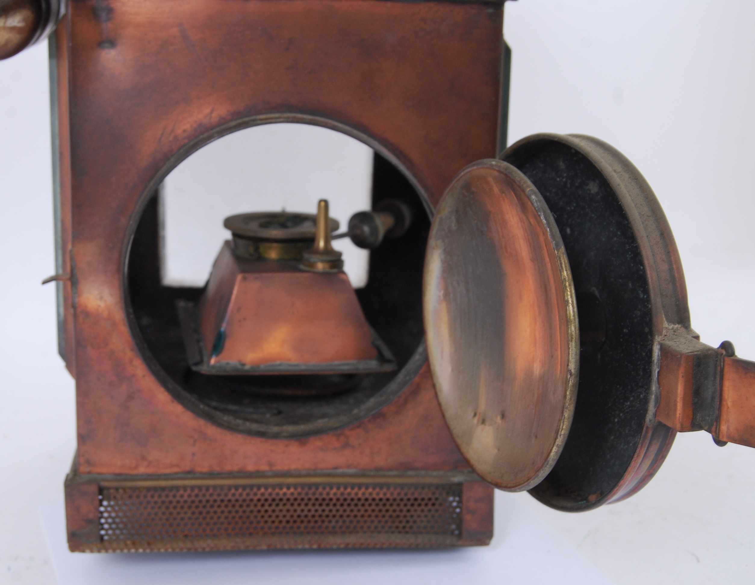 COPPER LAMP: A fabulous antique late 19th century Victorian copper lamp. - Image 4 of 5