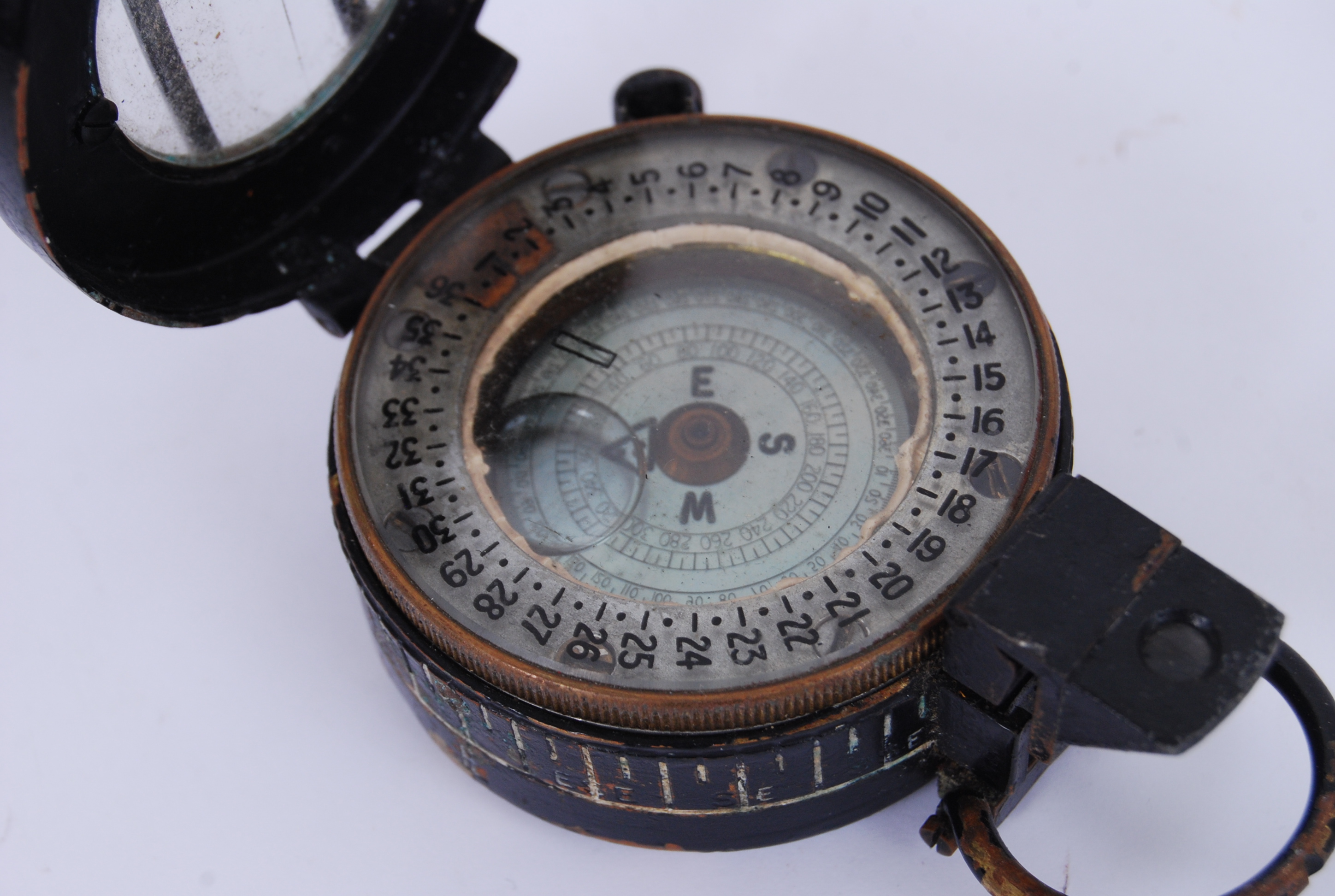 WWII COMPASS: A WWII Second World War era military issued TG&Co ' Mk III ' compass. - Image 2 of 3