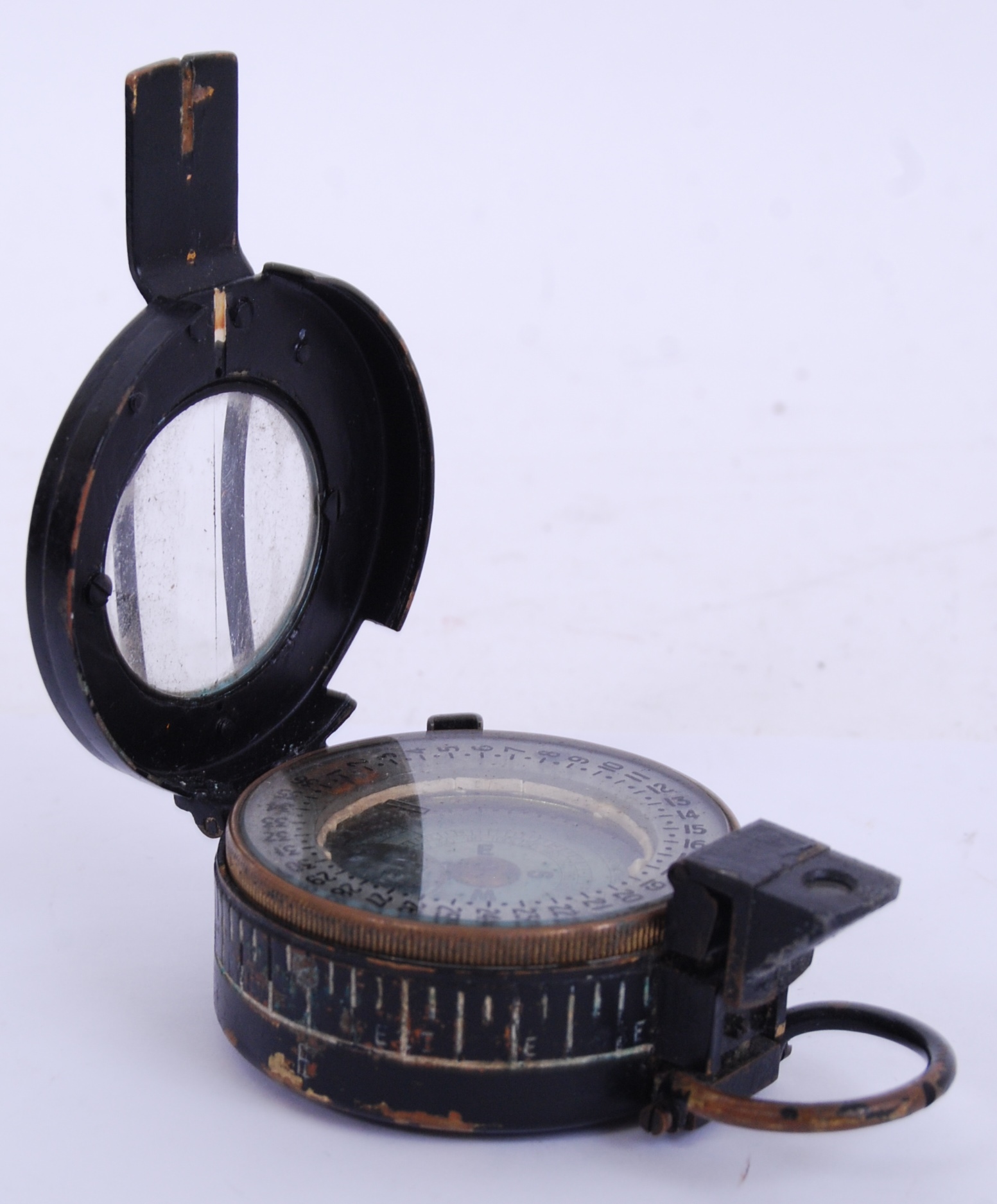 WWII COMPASS: A WWII Second World War era military issued TG&Co ' Mk III ' compass.