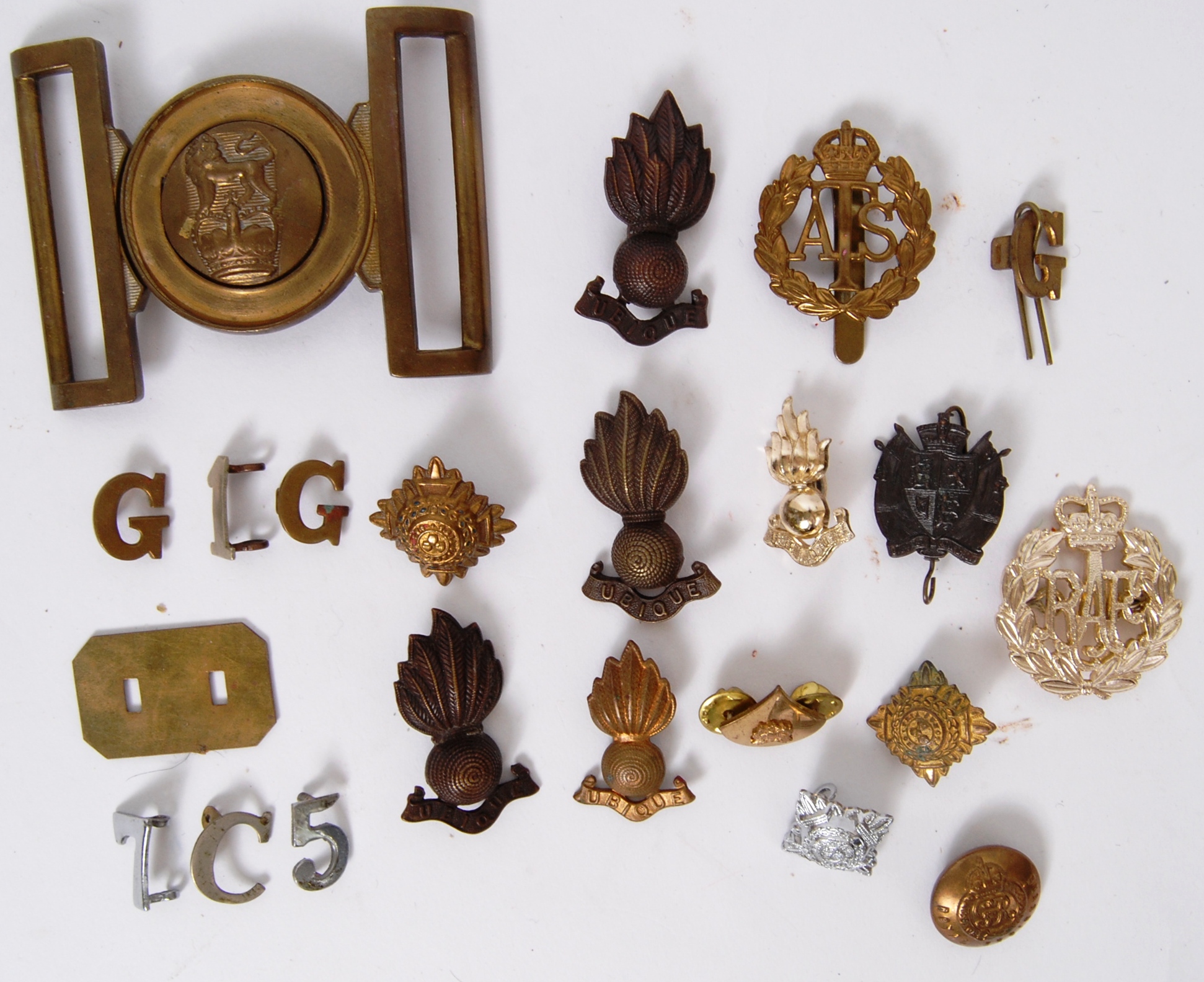 CAP BADGES: A collection of military WWII and later cap badges and buttons to include Royal