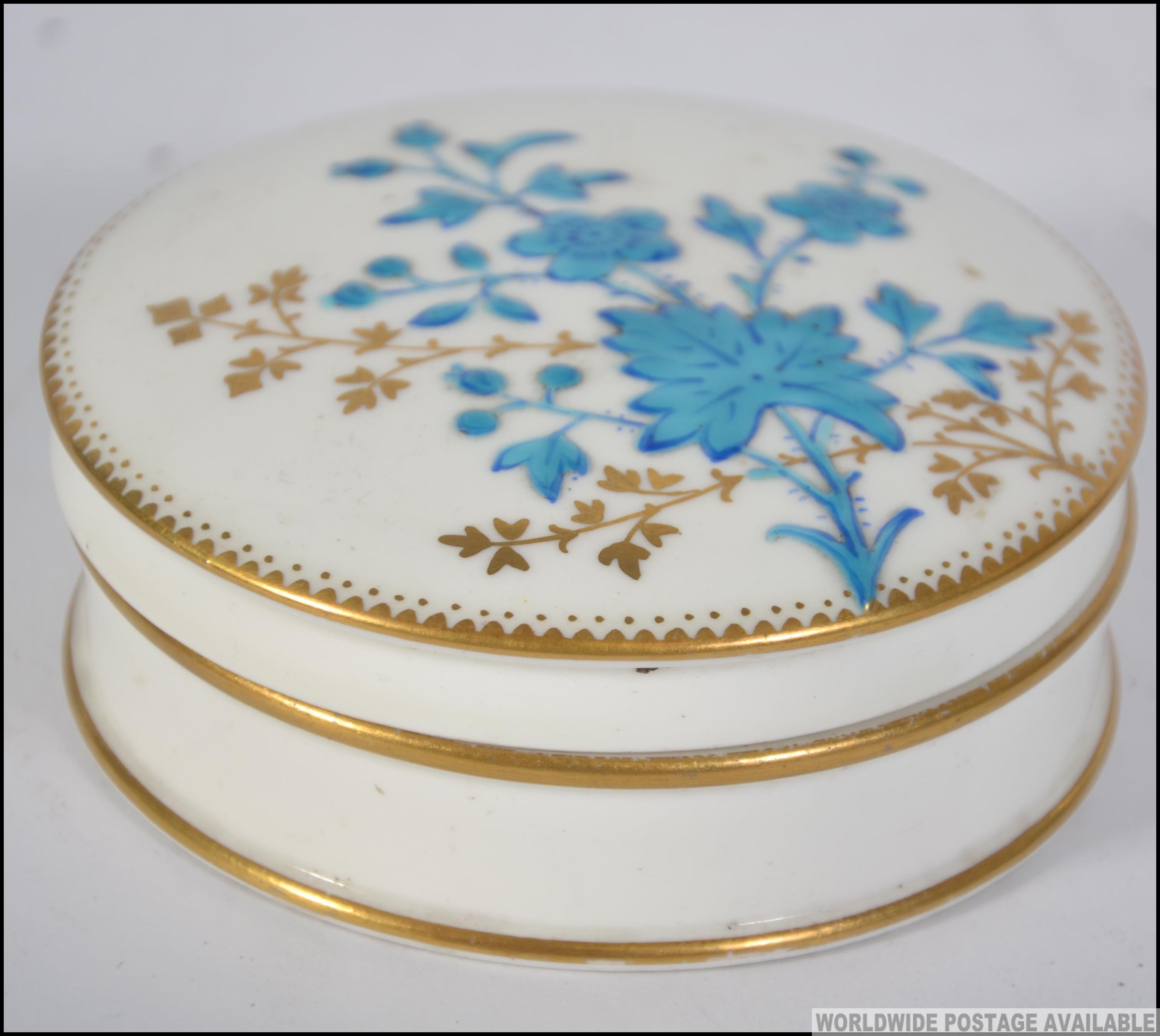 An 18th century porcelain pin dish with - Image 2 of 4