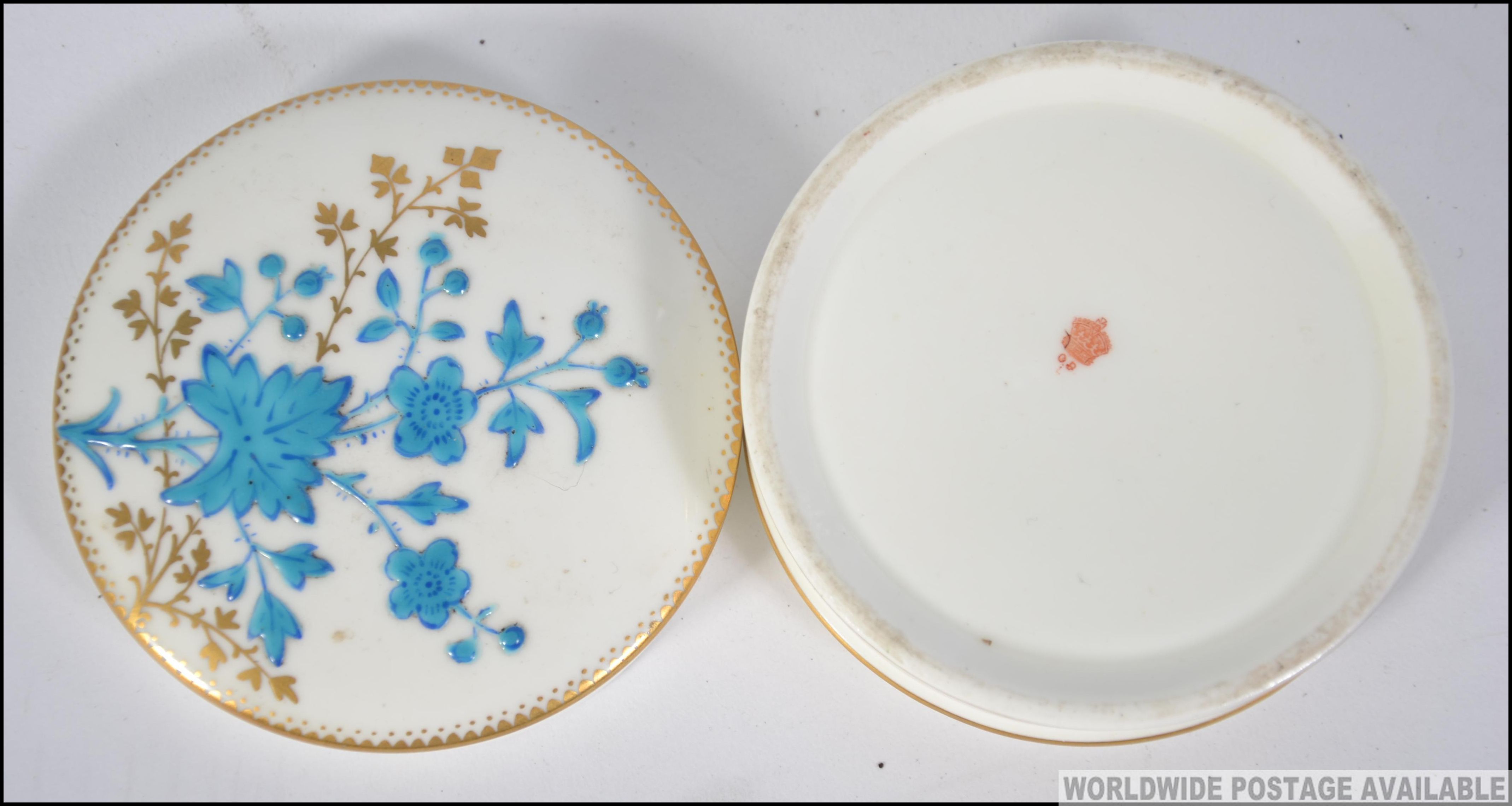 An 18th century porcelain pin dish with - Image 4 of 4
