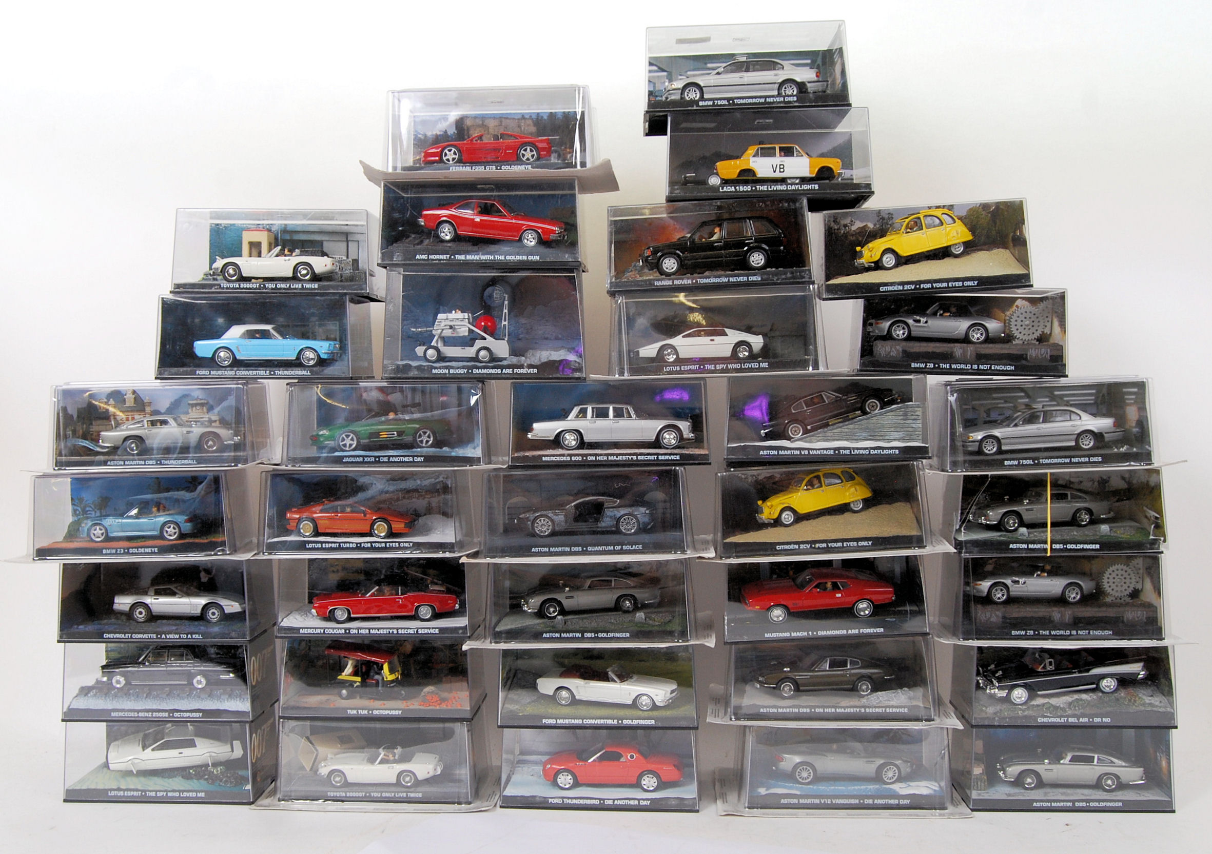 JAMES BOND: A collection of 36x Eaglemoss James Bond diecast model cars, some with diorama bases.