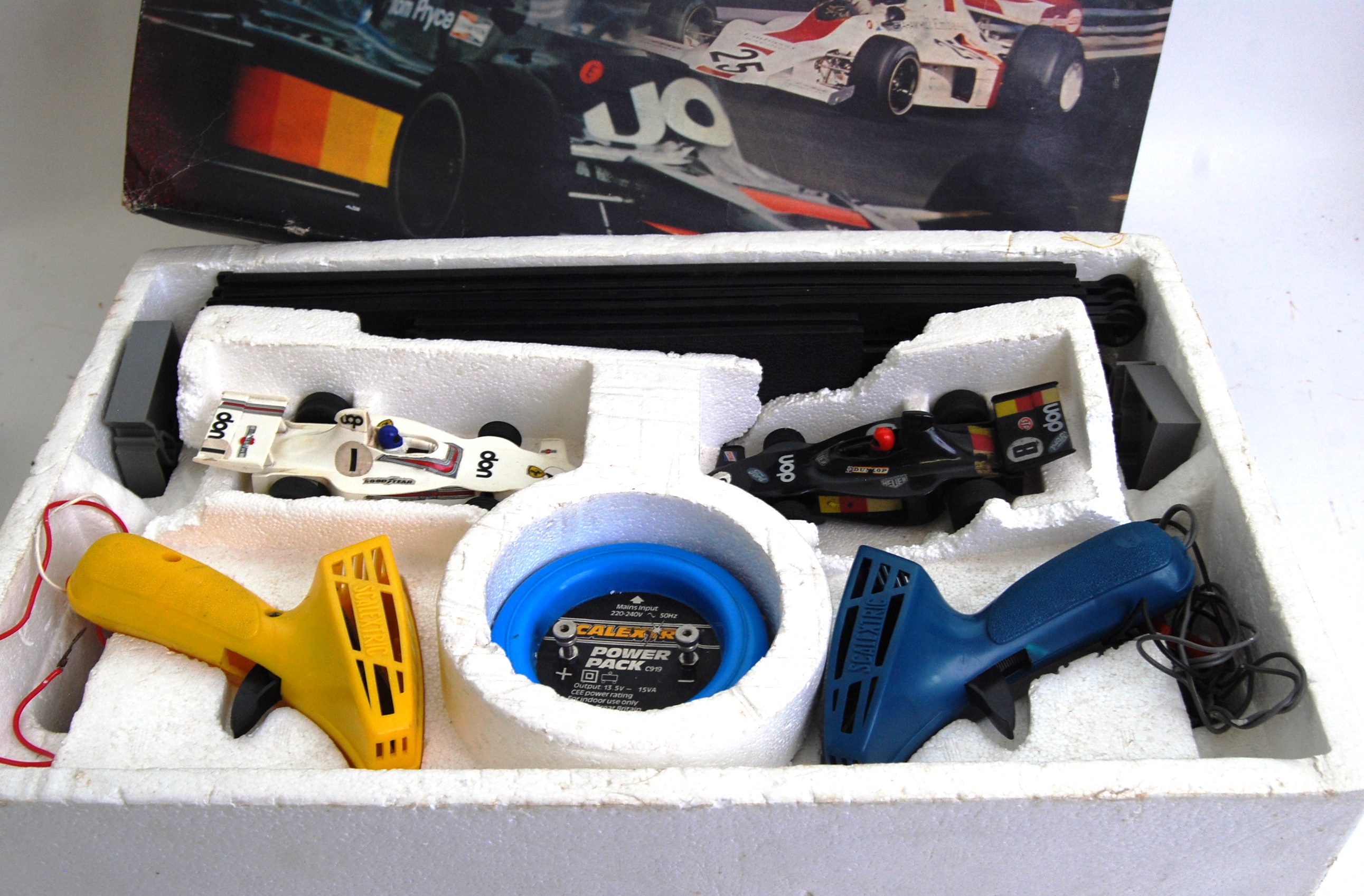 SCALEXTRIC: An original vintage Scalextric set 200 - complete with both cars, in the original box. - Image 3 of 3