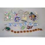 A collection of vintage 20th century costume jewellery to include brooches,