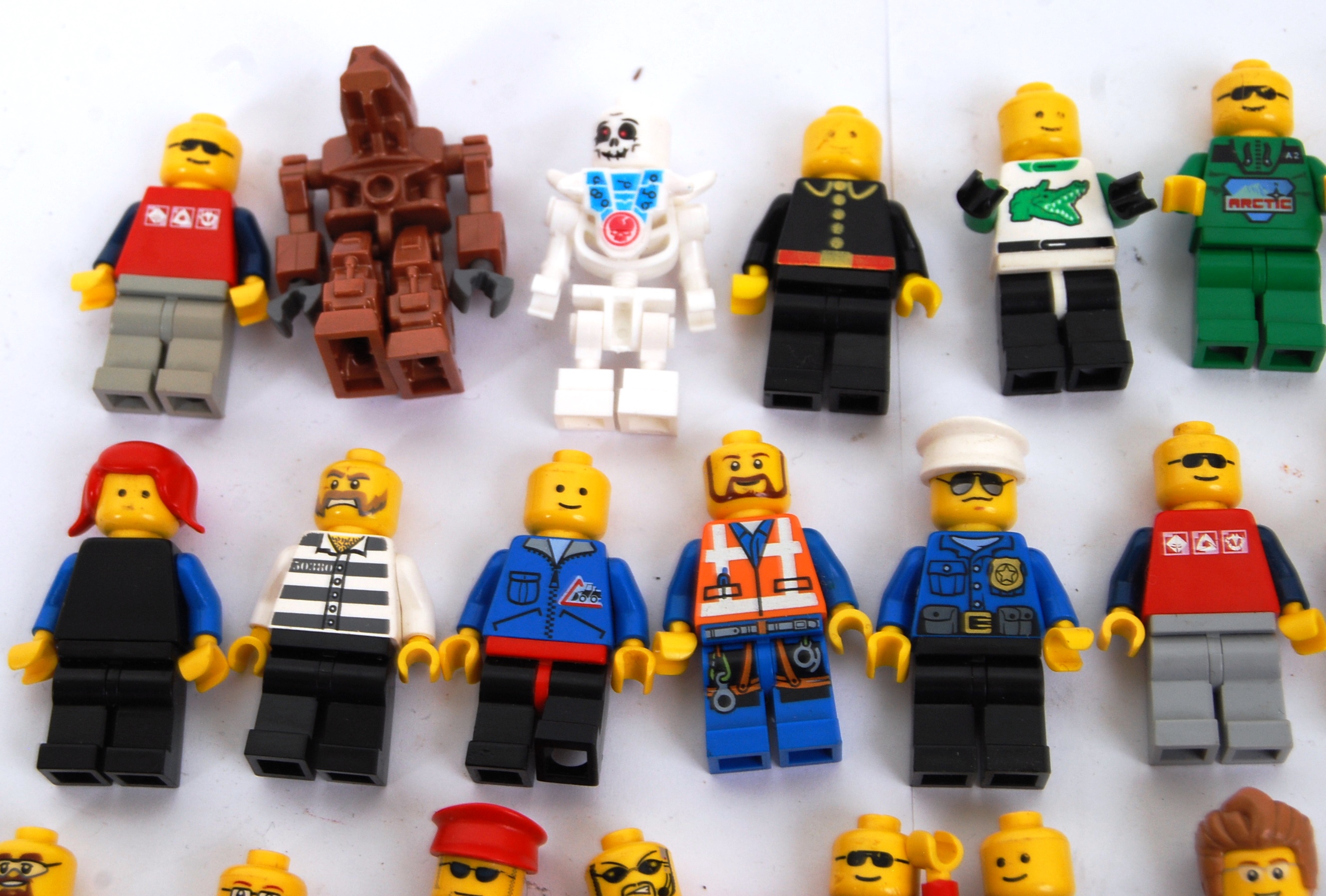 LEGO MINIFIGS: A collection of 39x assorted Lego minifigures to include vintage, Town, City, - Image 2 of 3