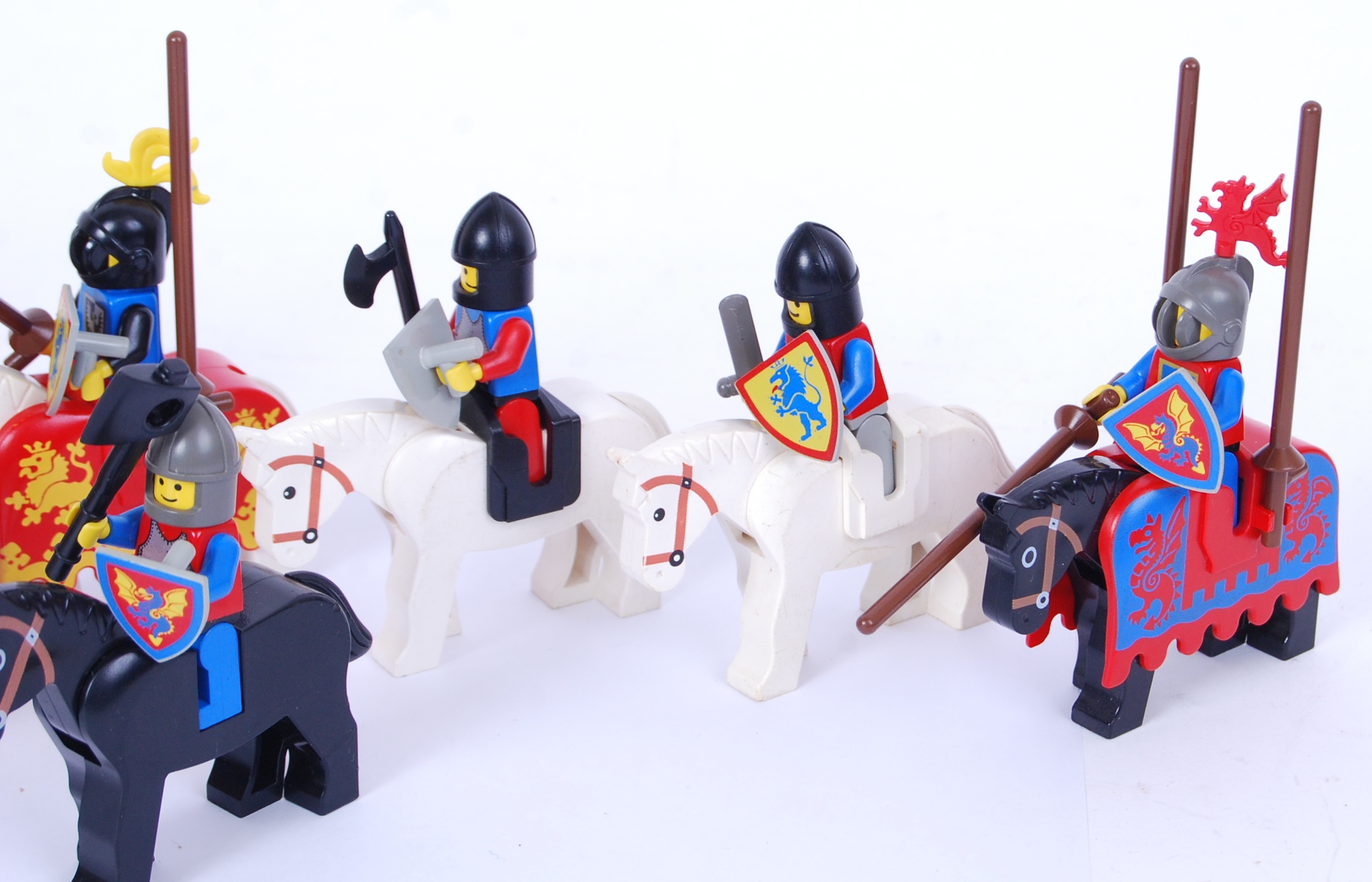 VINTAGE MINIFIGURES: A collection of 12x vintage 1980's Lego minifigures - all knights on horseback, - Image 4 of 4