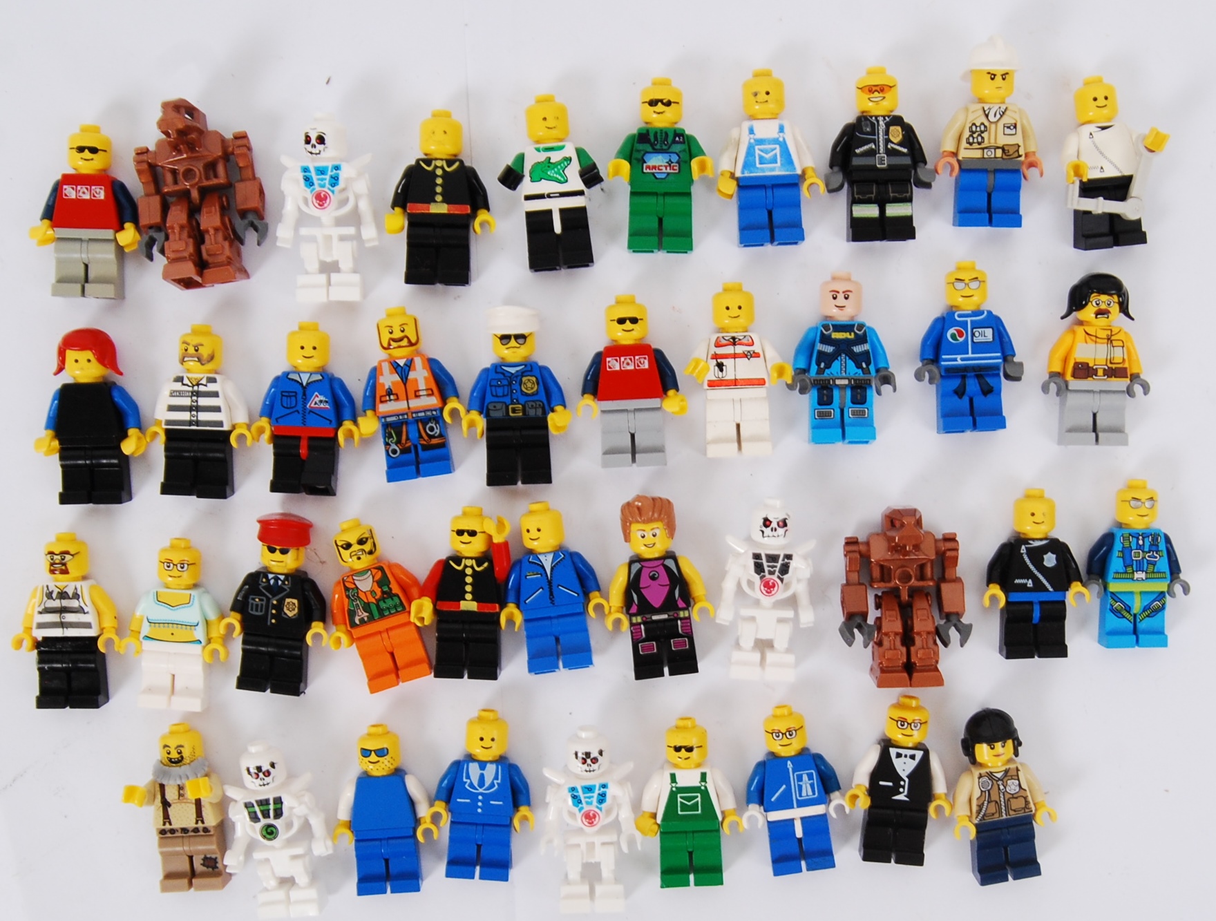 LEGO MINIFIGS: A collection of 39x assorted Lego minifigures to include vintage, Town, City,