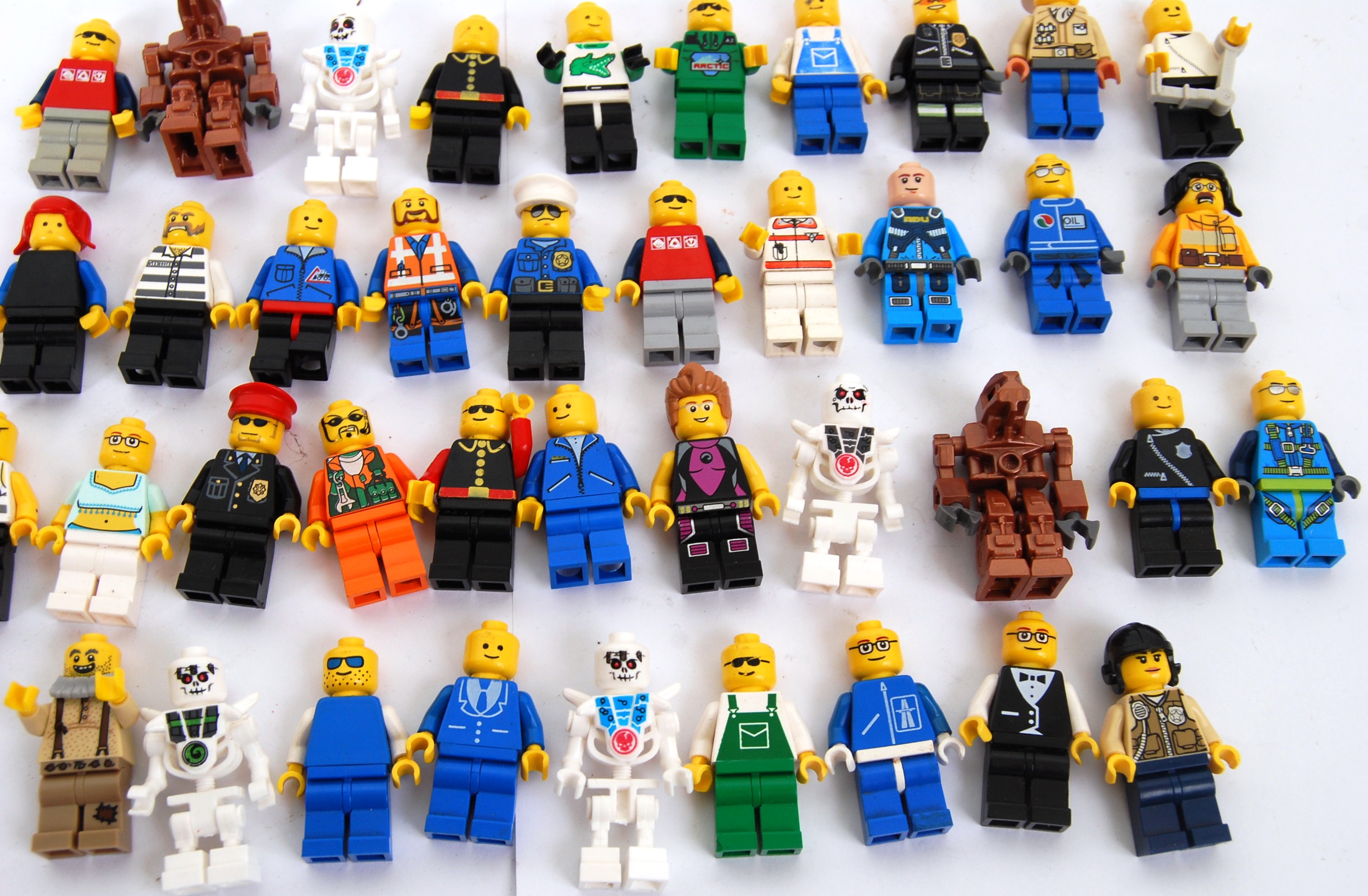 LEGO MINIFIGS: A collection of 39x assorted Lego minifigures to include vintage, Town, City, - Image 3 of 3