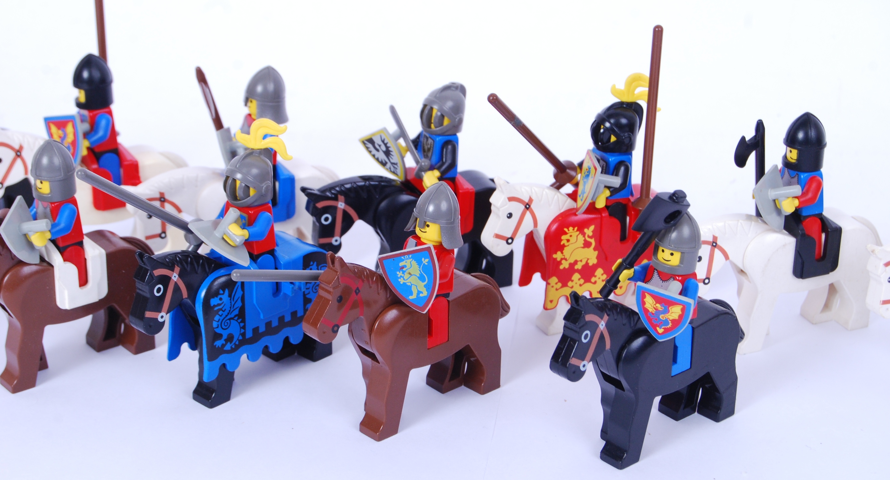VINTAGE MINIFIGURES: A collection of 12x vintage 1980's Lego minifigures - all knights on horseback, - Image 3 of 4