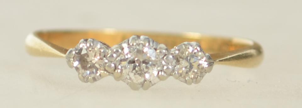 An 18ct gold and platinum vintage ladies ring by T&B. The stones approx 20pnts. Size M / Weight 1.