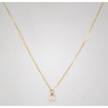 A hallmarked 9ct gold pearl drop pendant necklace with single pearl drop. Marked 9ct.