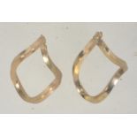 A pair of 9ct gold twisted hoop earrings with lever backs. Tests 9ct gold. Marked 375.