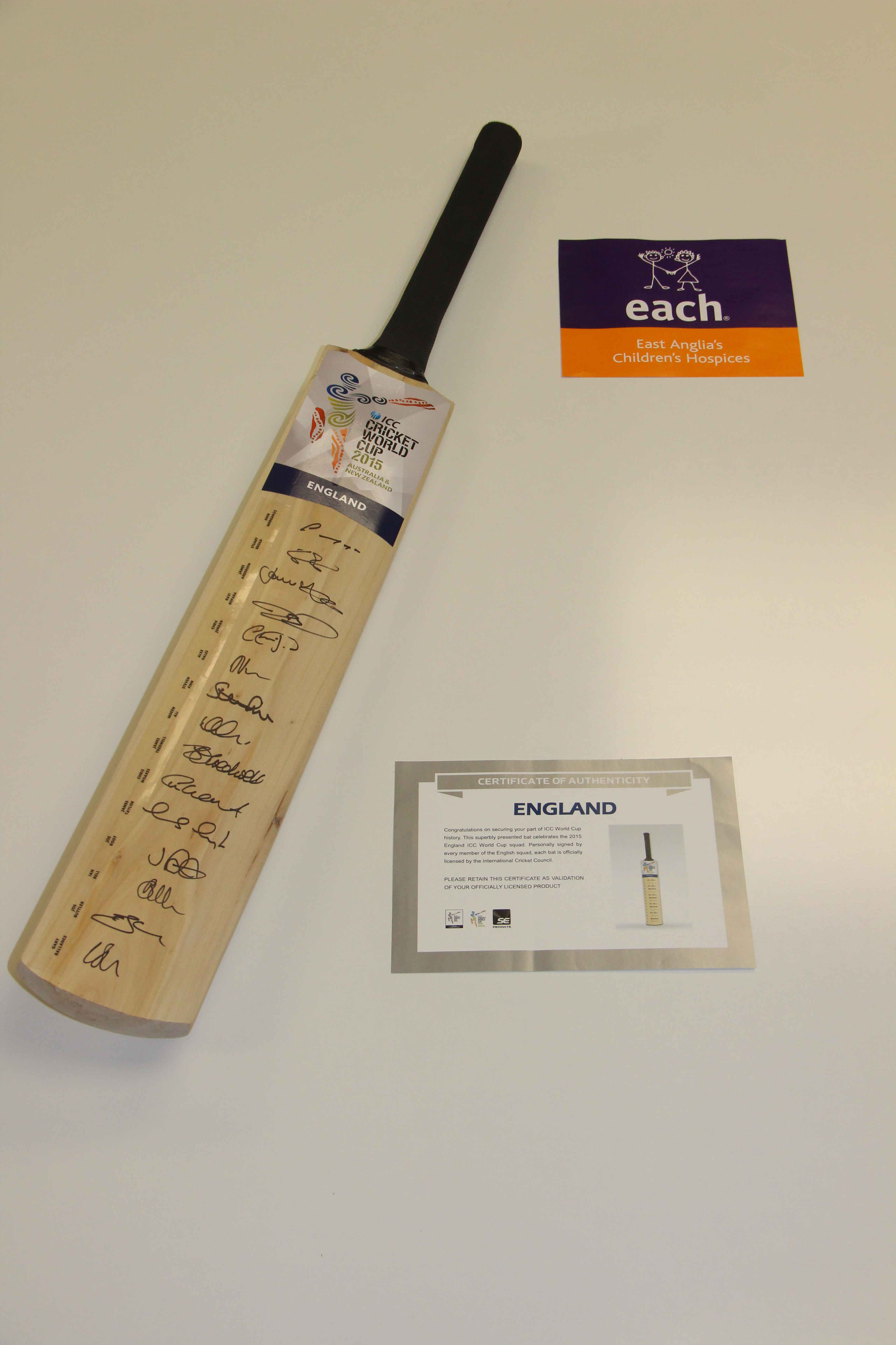 England ICC Cricket World Cup 2015 (Australia/New Zealand) squad signed cricket bat.