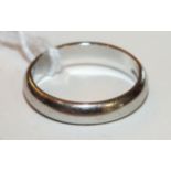 A platinum wedding band, size M, 6.3g.