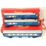 Triang OO gauge, R555 and R556 Diesel Pullman Motor Unit type 2, crest on front, with R426 Parlour