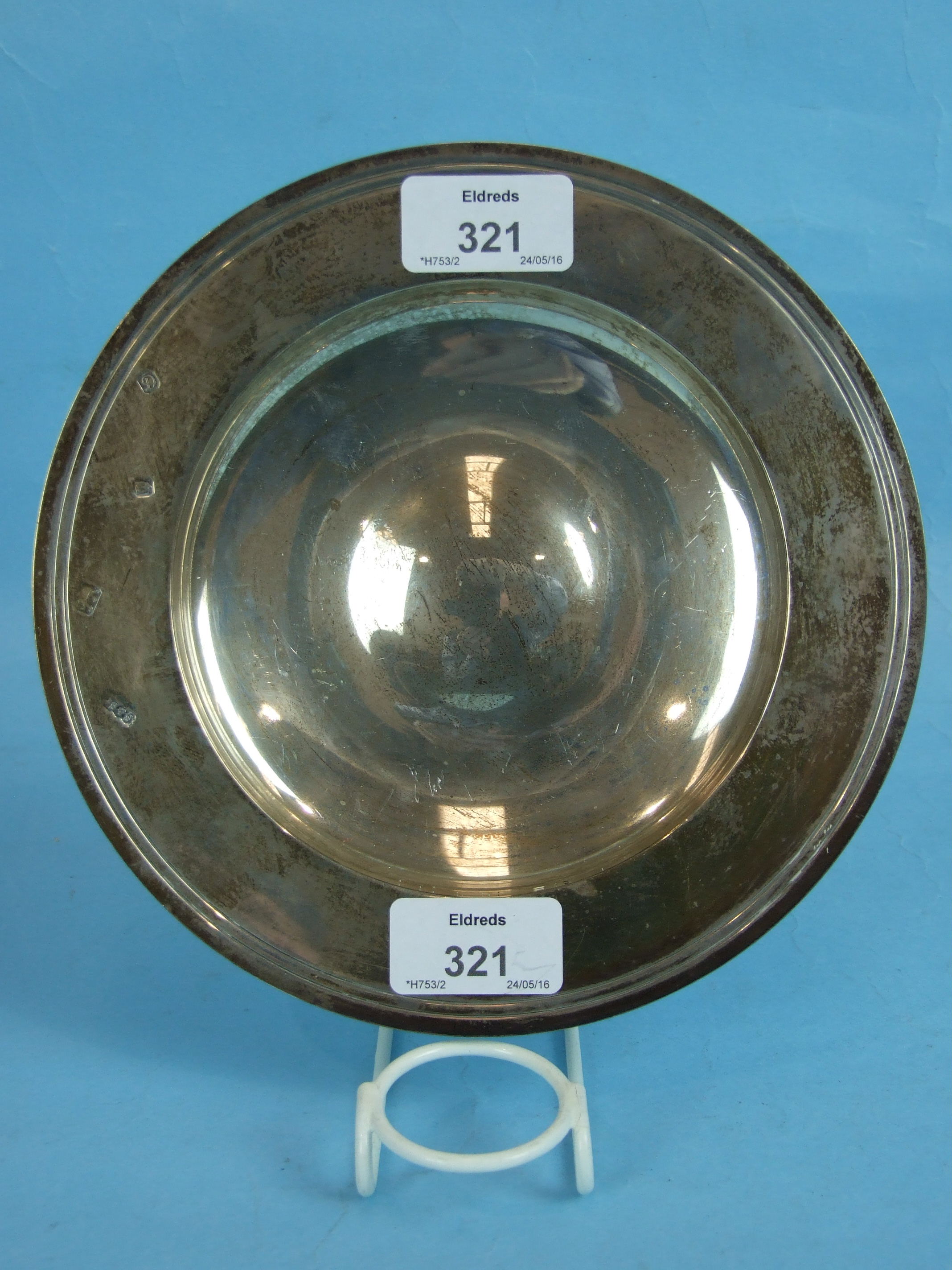 A large silver Armada dish, maker Spink & Son, London 1978, 9.75 cm diameter ___11.8oz.