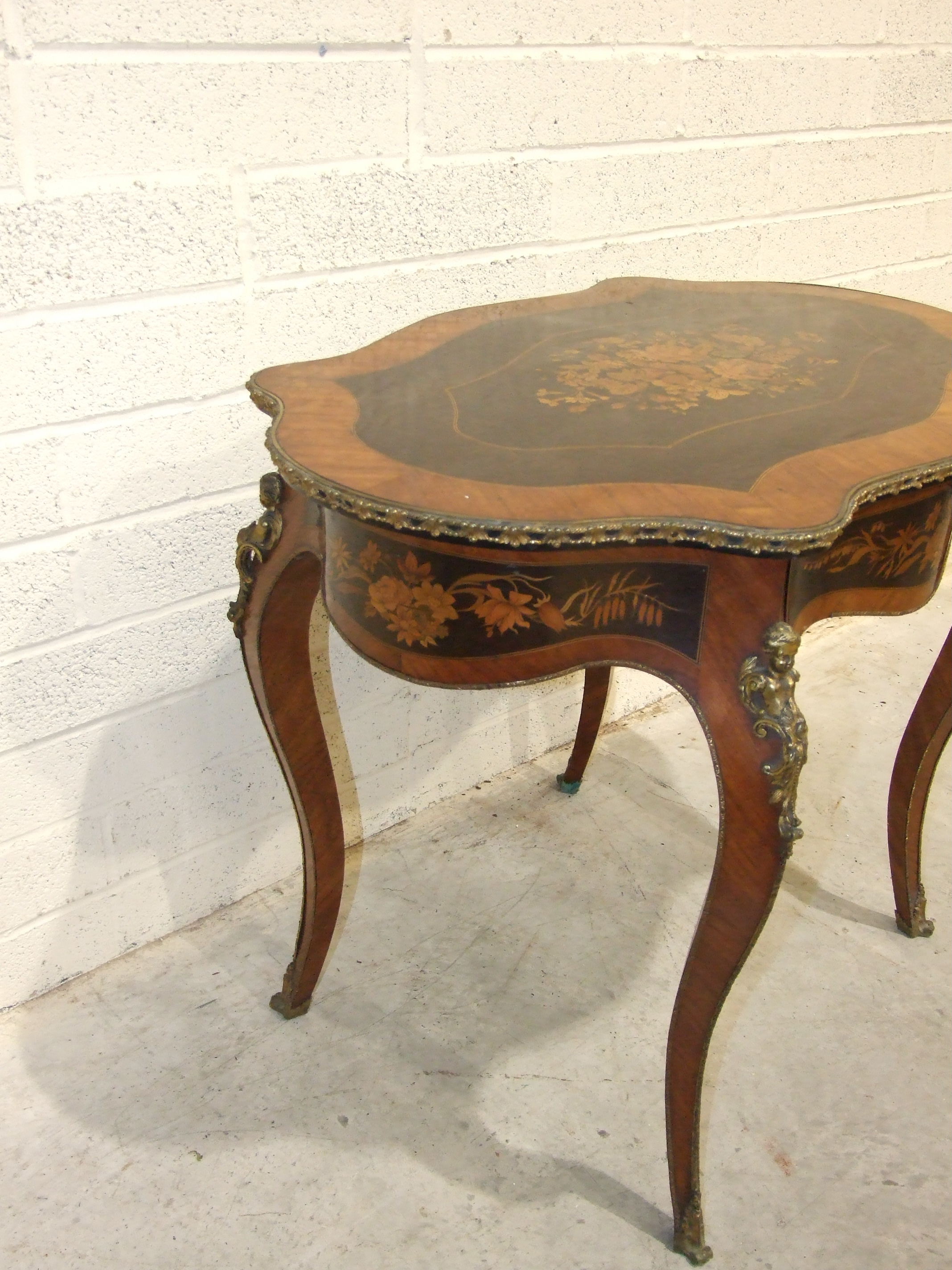 A good quality 19th century French kingwood and ebony marquetry centre table. - Image 4 of 6