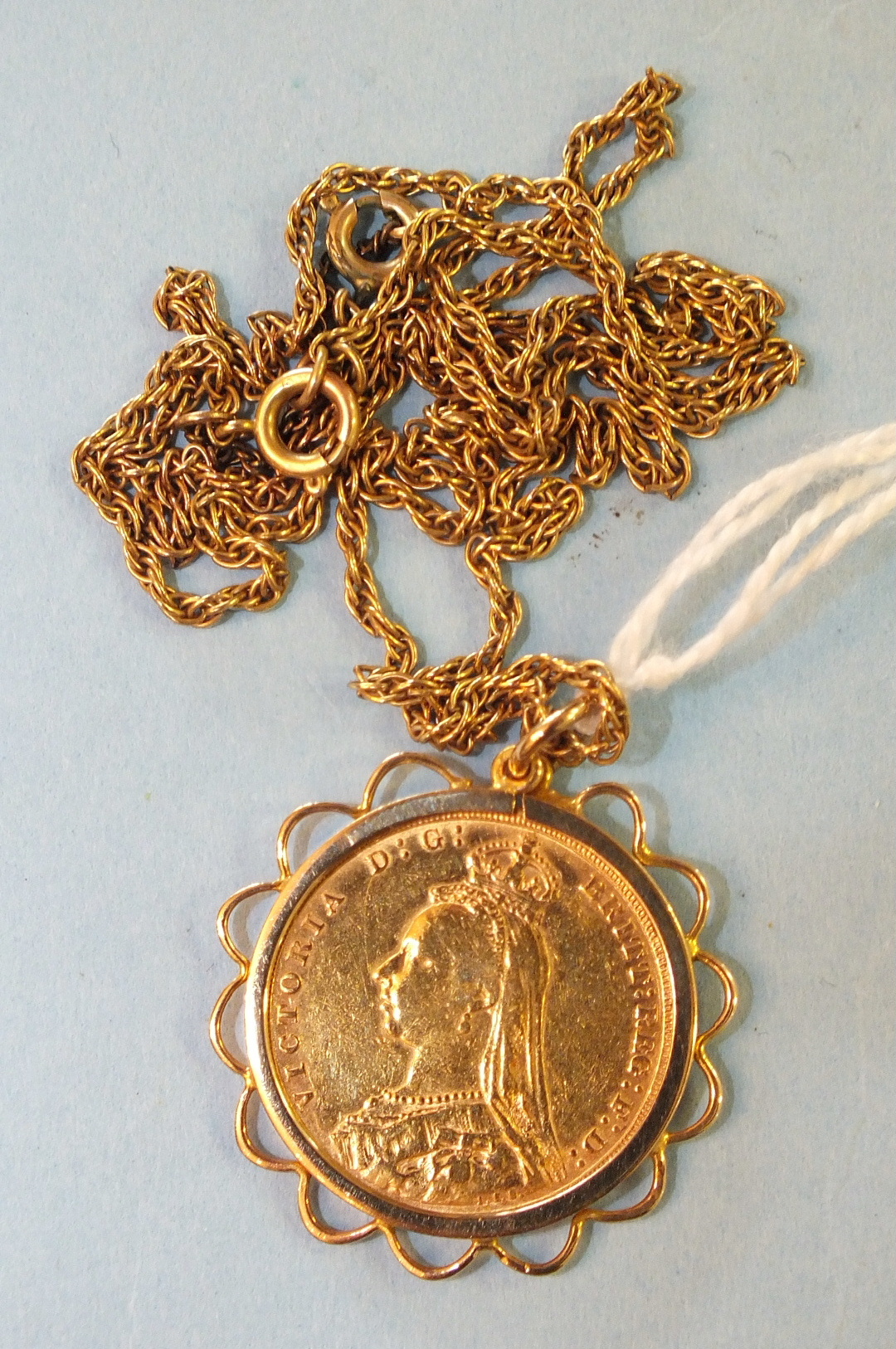 An 1890 sovereign in pendant mount, on chain, total weight 14g. - Image 2 of 2
