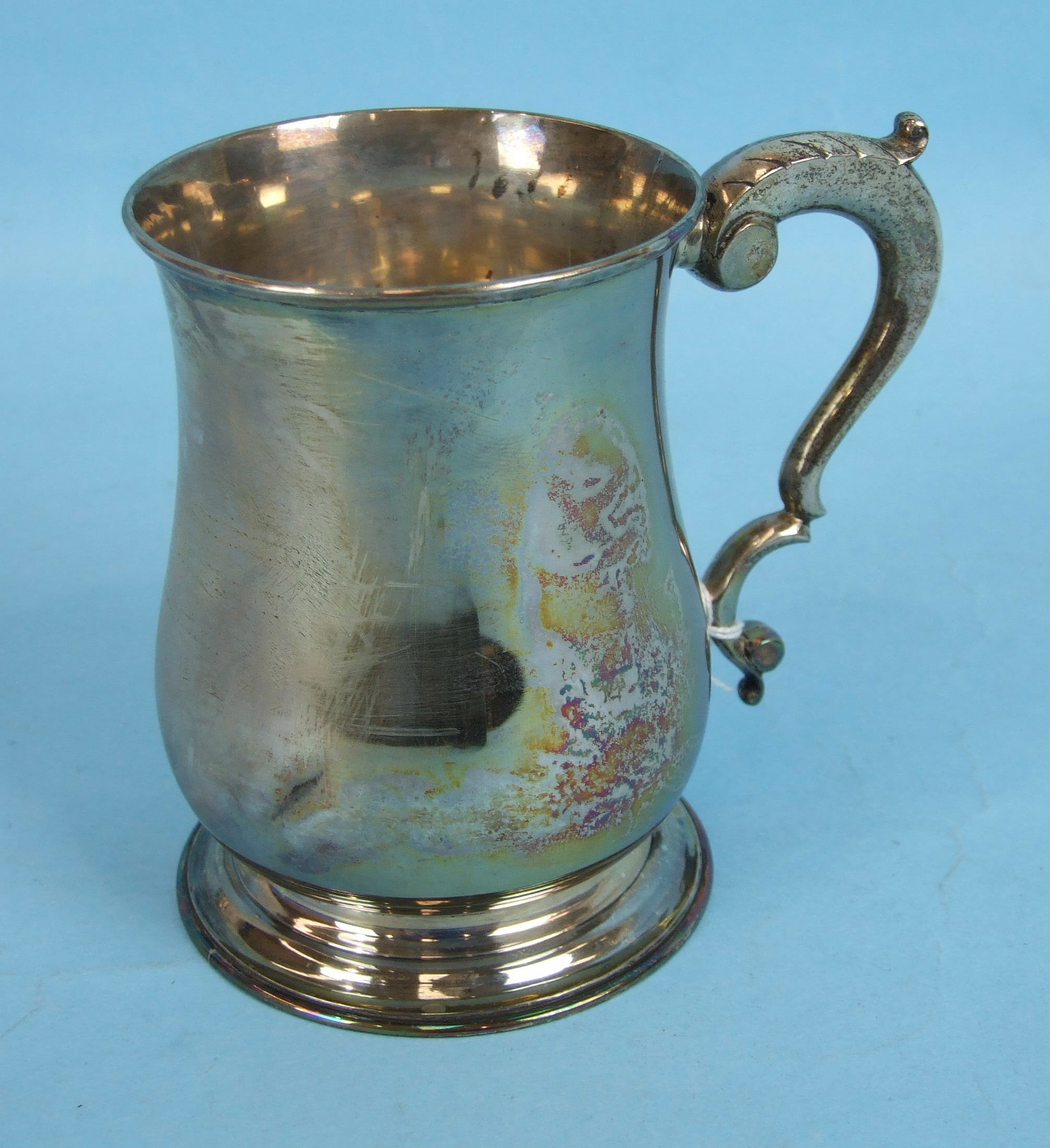 A George V silver baluster tankard with leaf capped handle, Chester 1923, 12cm high ___9.6oz.