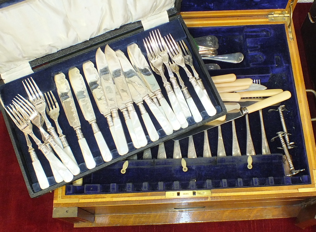 A canteen of plated Old English Pattern cutlery, twelve place settings, in fitted oak case fitted