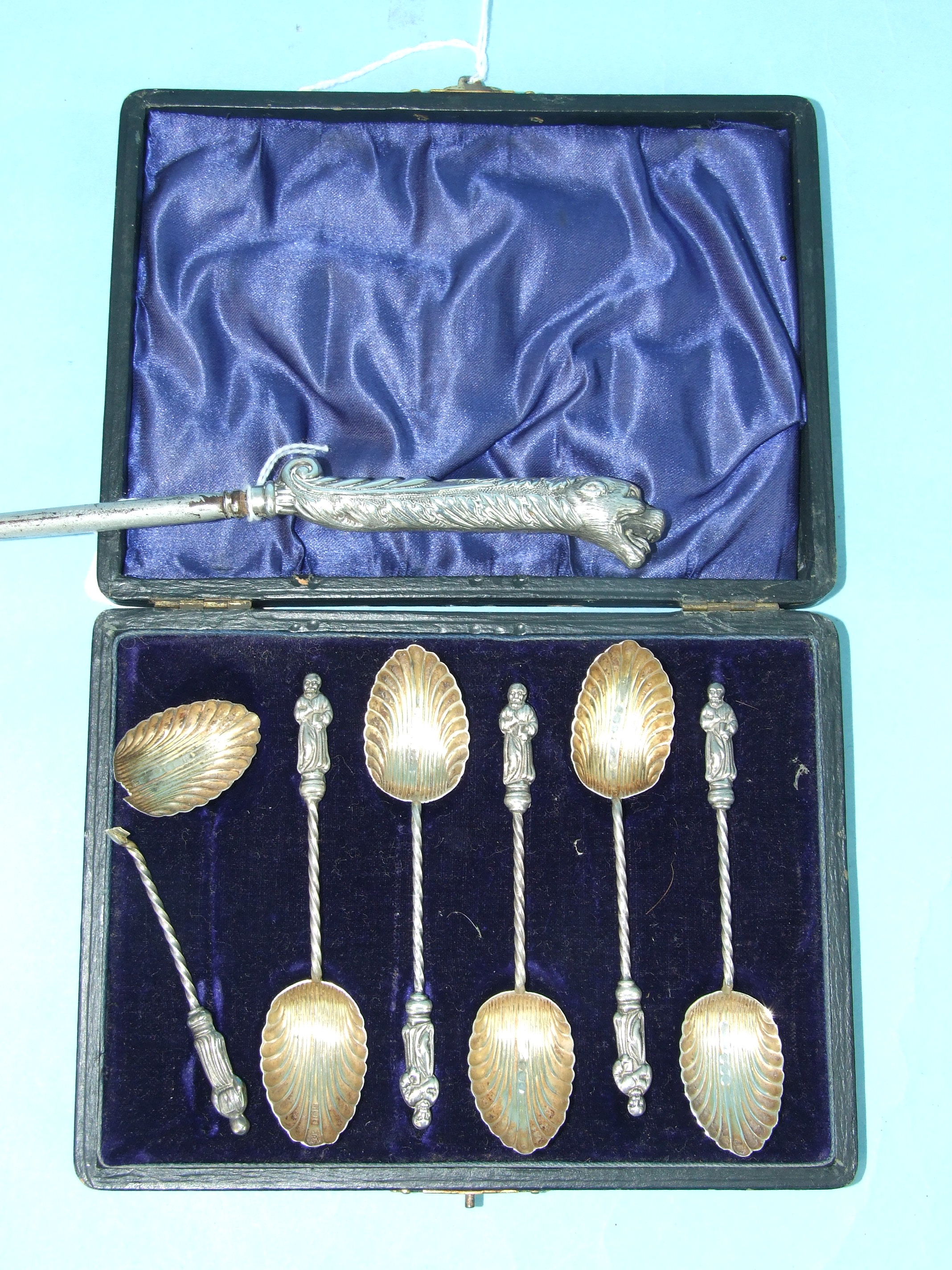 A cased set of six apostle teaspoons with shell bowls (one a/f), Birmingham 1902 and a button hook