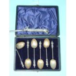 A cased set of six apostle teaspoons with shell bowls (one a/f), Birmingham 1902 and a button hook