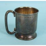 A silver christening mug of plain form, Birmingham 1900 ___3.8oz.