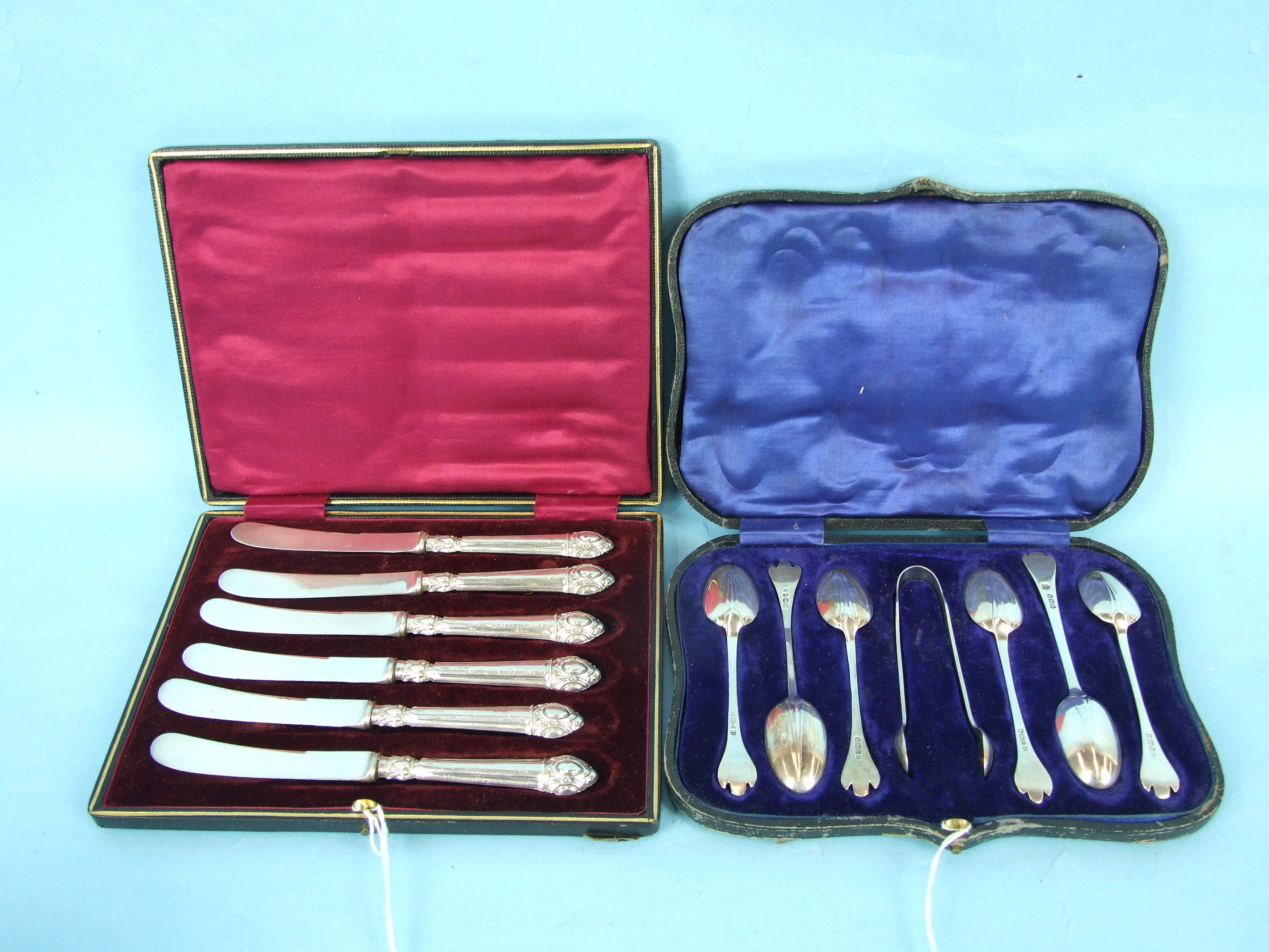 A cased set of six trefid teaspoons and tongs, Sheffield 1911 WEIGHT and a cased set of six silver