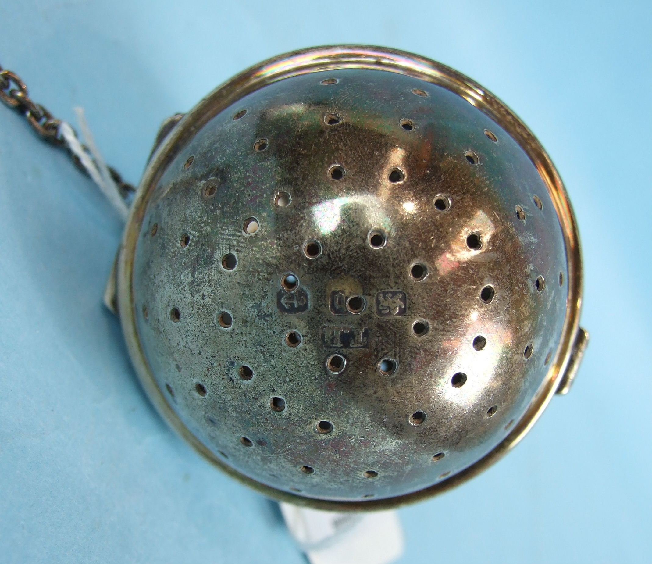 A Victorian silver tea infuser of spherical form, Birmingham 1895, 5.5cm diameter. - Image 2 of 2
