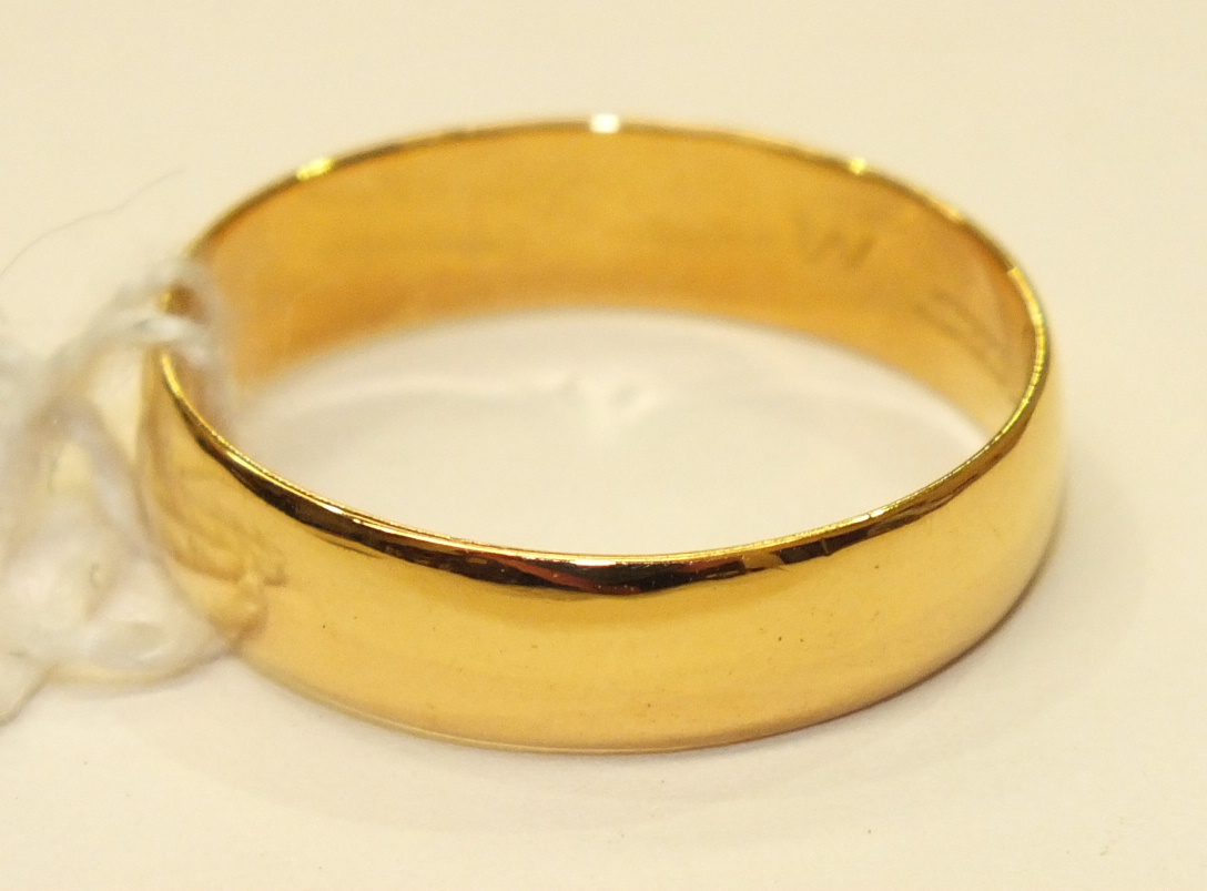 A 22ct gold wedding band, size T, 4.4g.