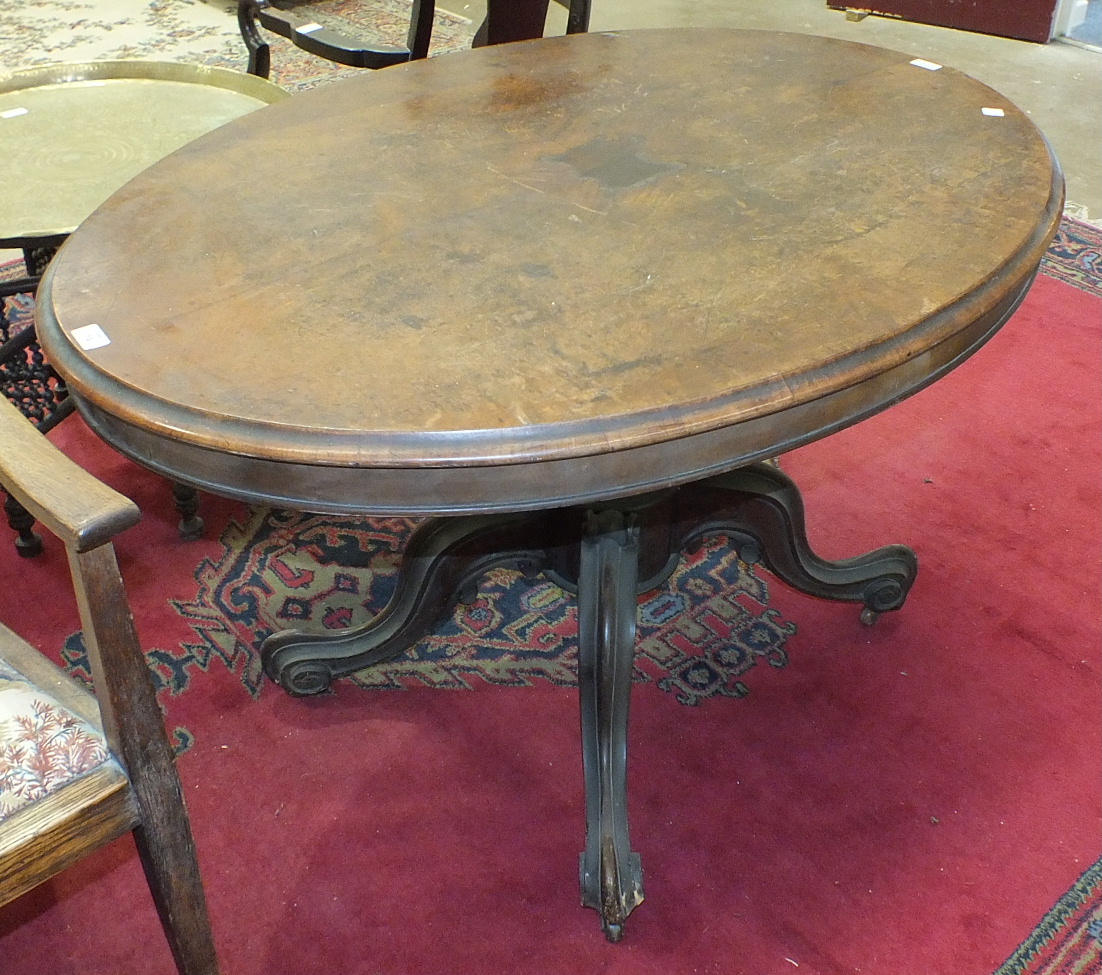 A Victorian walnut oval loo table on quadruped support, 88 x 120cm, (a/f).