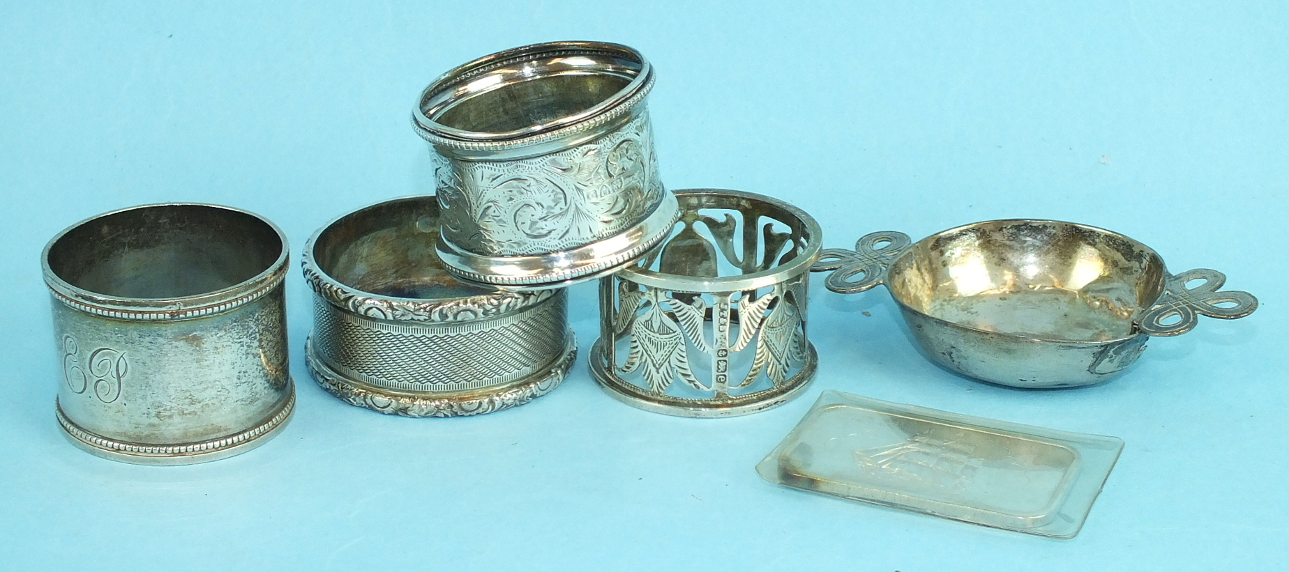 Four napkin rings, various dates and makers, a 1oz ingot and a small two-handled salt, ___4½oz, (