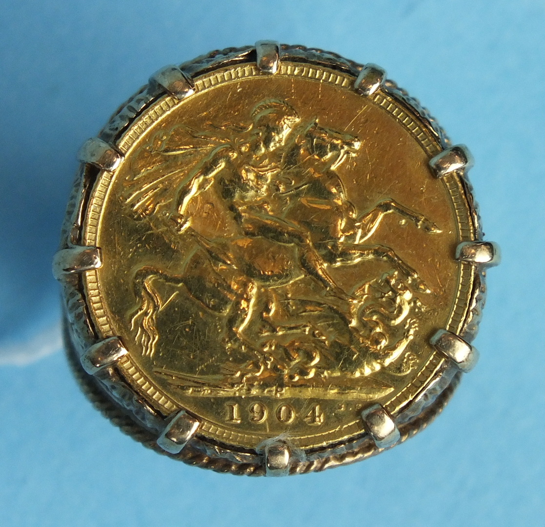 A 1904 Edward VII sovereign in 9ct gold ring mount, size W, 16.8g.