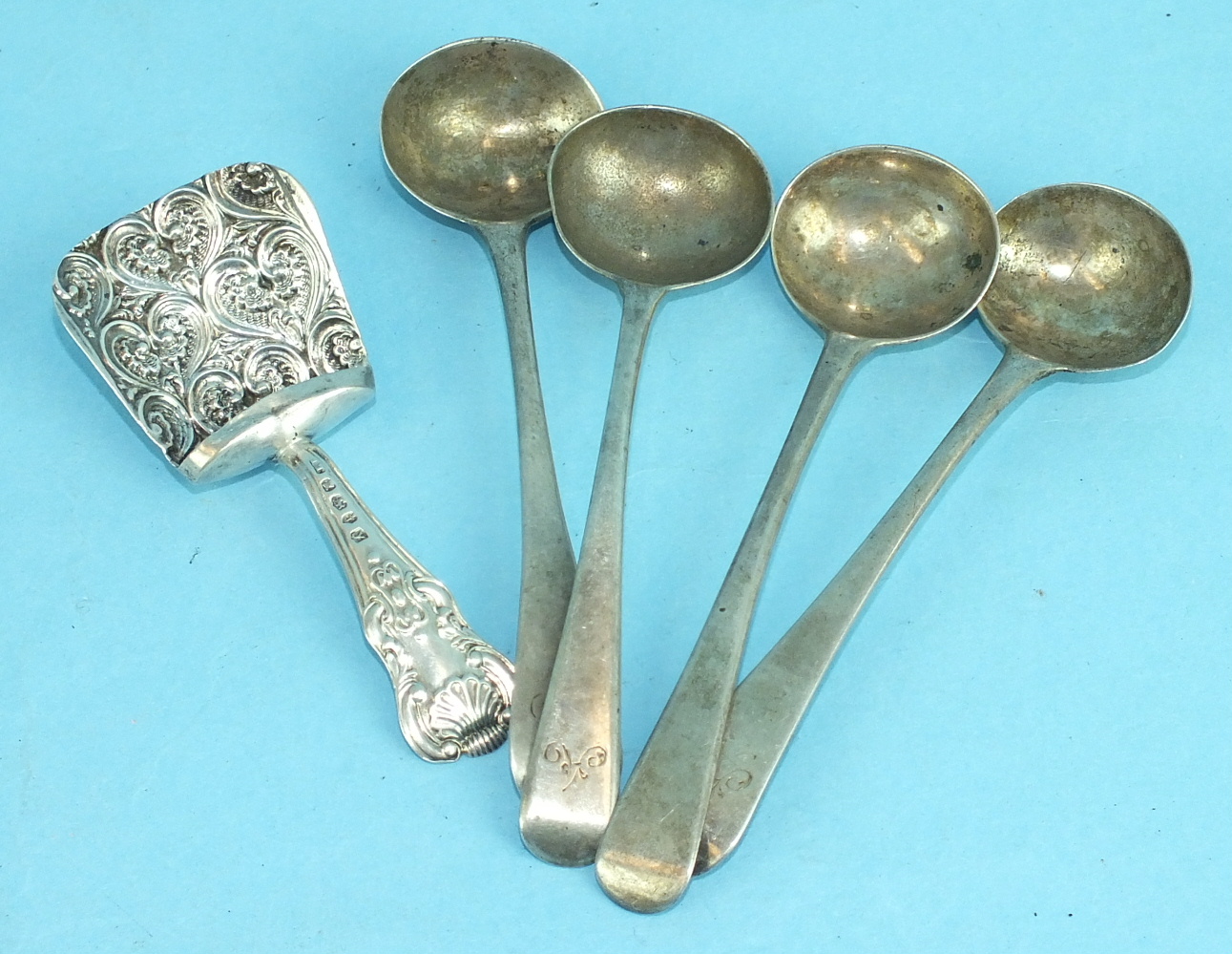 A Georgian silver King's pattern caddy spoon, Birmingham 1822 and four Georgian silver salt