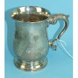 A silver tankard of plain form with stylised dolphin handle, 13cm high, Birmingham 1939, ___9½oz.