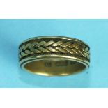 An 18ct gold wedding band with rope-twist and plait decoration, size N, 6g.