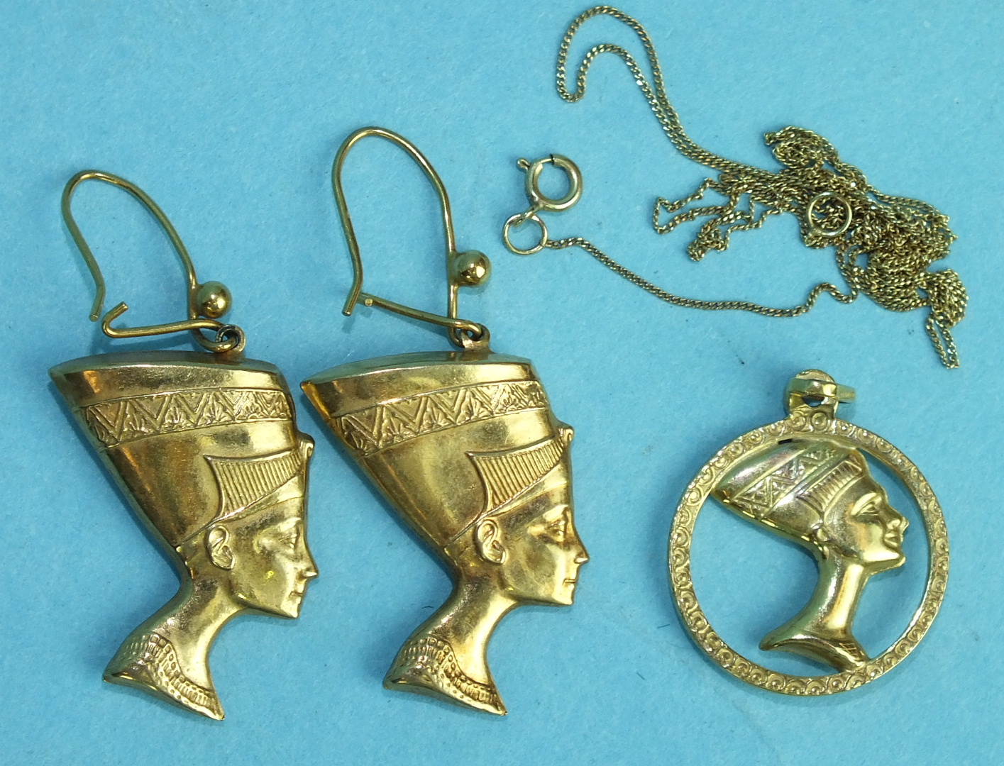 A pair of 9ct gold earrings in the form of the head of Nefertiti and a similar pendant on chain, 5.
