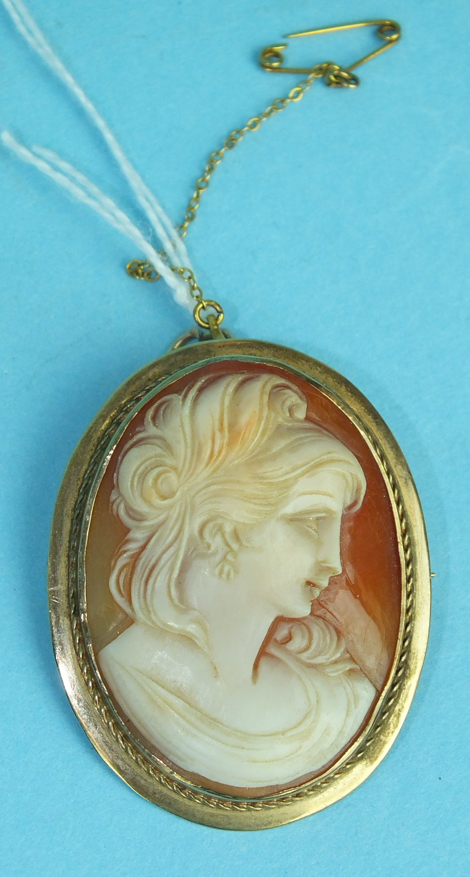 A 9ct gold cameo brooch, 10.1g.