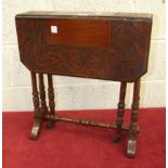 An Edwardian carved walnut small Sutherland drop-leaf table, on turned legs.