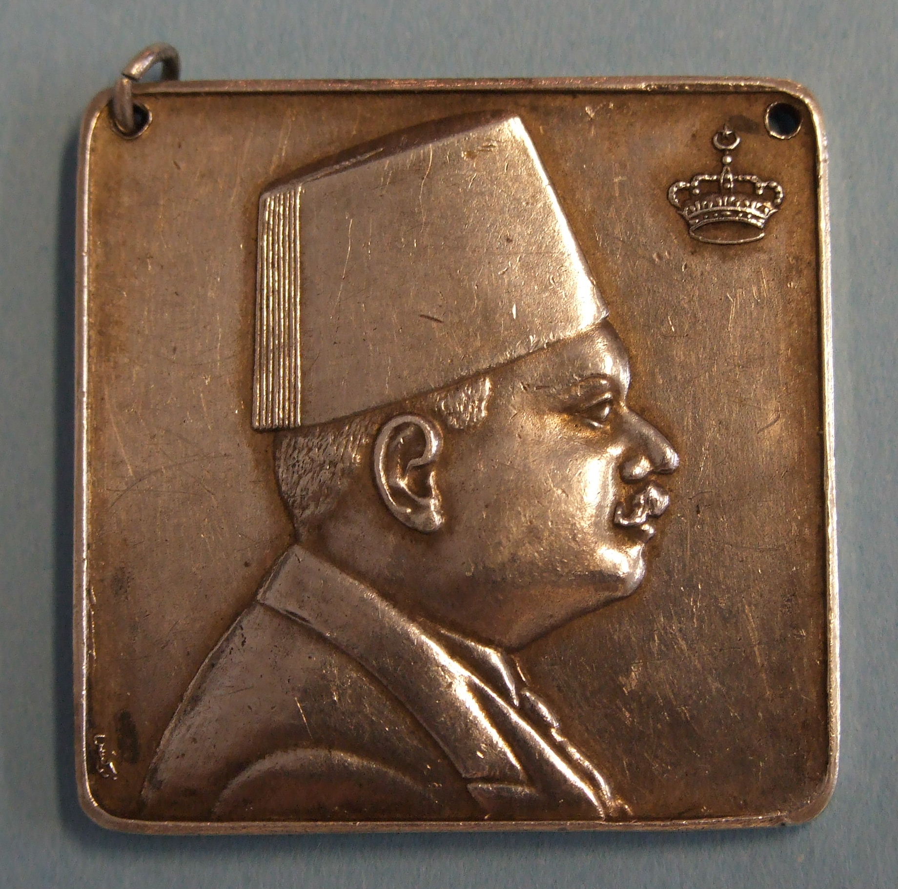 A silver square medallion commemorating 50 years of "Le Caire Congres International du Coton" 1901- - Image 2 of 2