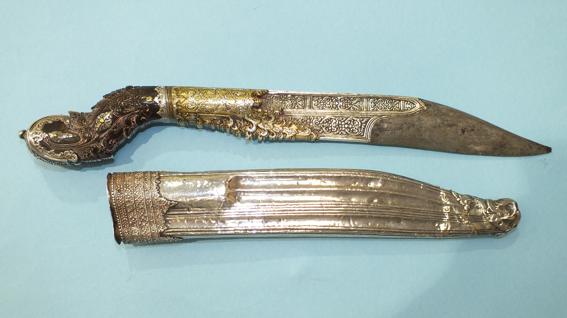 An 18th century Ceylonese Piha-Kaetta dagger, the blade partially-covered with elaborate chasing, - Image 2 of 2