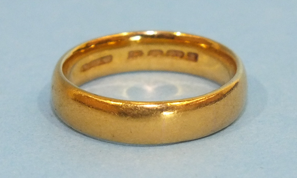 A 22ct gold wedding band, 6.3g.