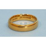 A 22ct gold wedding band, 6.3g.