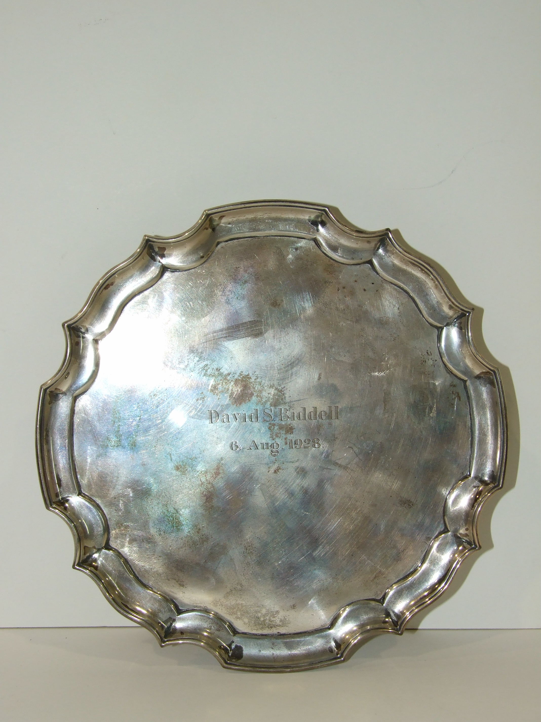 A silver card tray with Chippendale border on three scroll feet, Sheffield 1951, 20.5cm - Image 2 of 2