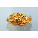 A yellow gold ring in the form of grapes and vine leaves, size L½, 4.3g.