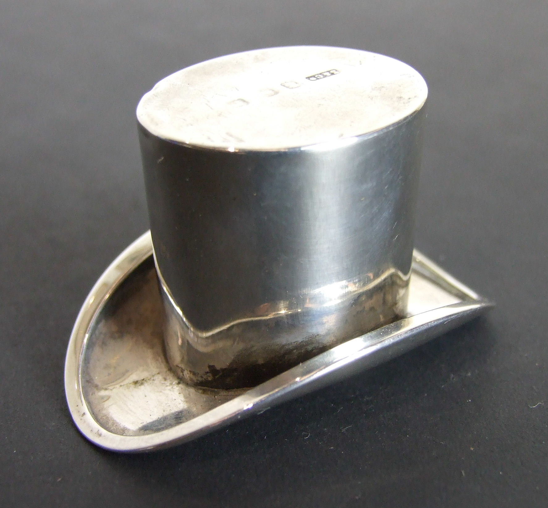 A novelty silver model of a top hat, Birmingham 1905, 3 x 5cm.